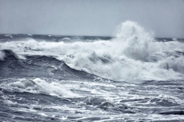 fırtınalı okyanus üzerinde sprey ile büyük güçlü dalgalar