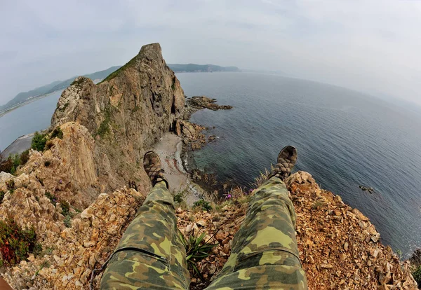 二条腿的看法在危险之下峭壁和海湾 — 图库照片