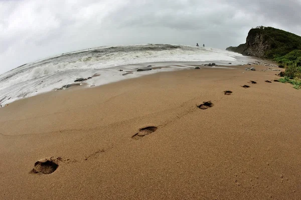 Orageux fisheye saescape avec des empreintes de pas sur le sable — Photo