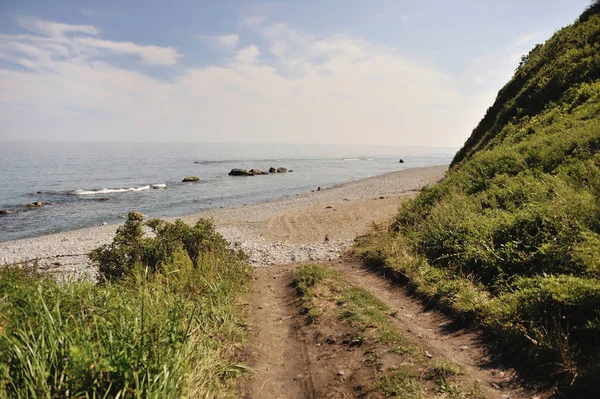 Landstraße, die zum ruhigen Strand führt — Stockfoto