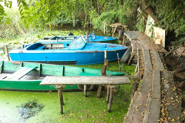 Fishing boats at pier — Stock Photo, Image