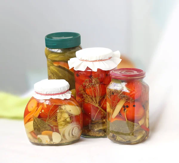 Konzervované okurky nakládané rajčata v jar, konzervovaná zelenina — Stock fotografie
