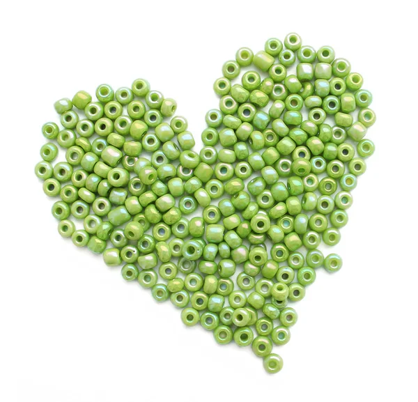 Srdce z zelené beeds — Stock fotografie
