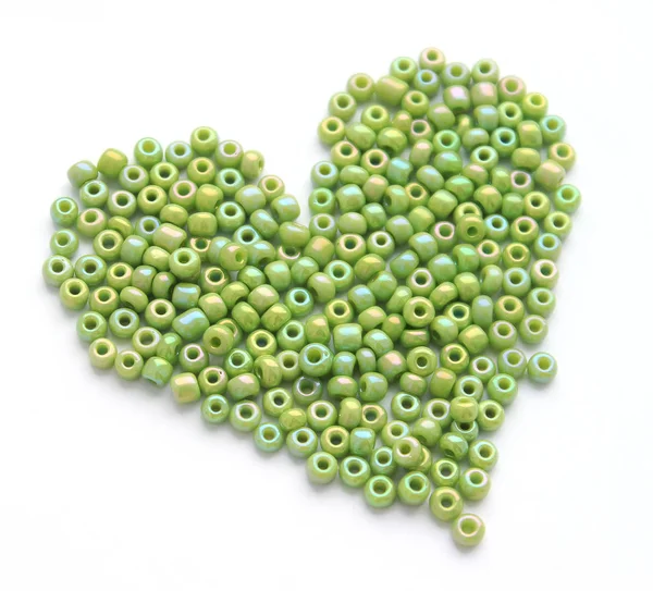 Srdce z zelené beeds — Stock fotografie