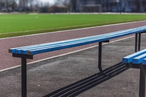 Ahşap banklar koltuklar futbol futbol sahası hayranları için