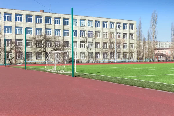 Футбольне поле біля будівлі міської школи — стокове фото