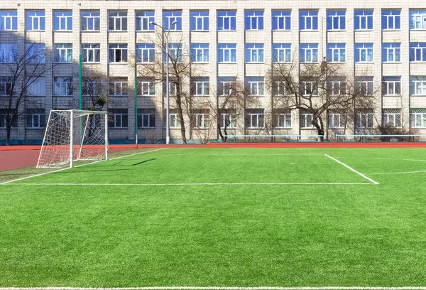 Campo de futebol perto do edifício da escola urbana — Fotografia de Stock