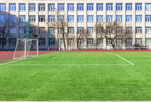 Fotbal fotbalové hřiště poblíž městské školní budovy — Stock fotografie