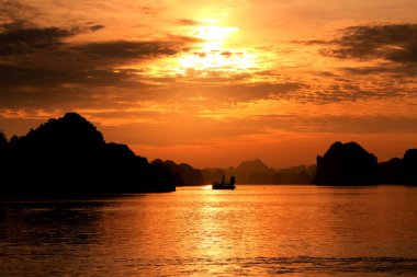 Ha-long Körfezi Gün batımında, Vietnam