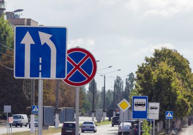 Bir şehir caddesinde yol işaretleri