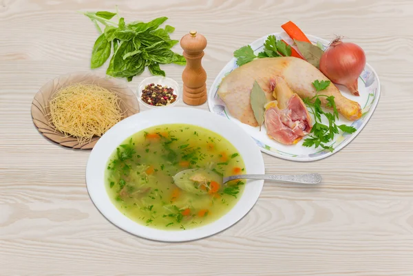 Supă de pui în farfurie albă și ingrediente pentru gătit — Fotografie, imagine de stoc
