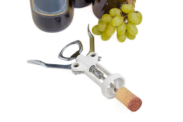 Штопор с пробкой на светлом фоне
