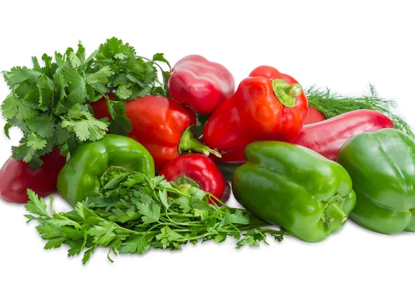 Πολλές πράσινες και κόκκινες πιπεριές μεταξύ των Πρασίνων — Φωτογραφία Αρχείου