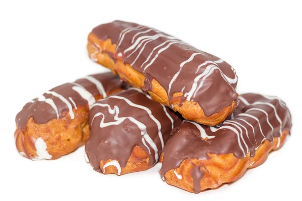 Eclairs mit Schlagsahne und Schokoladenglasur Nahaufnahme — Stockfoto