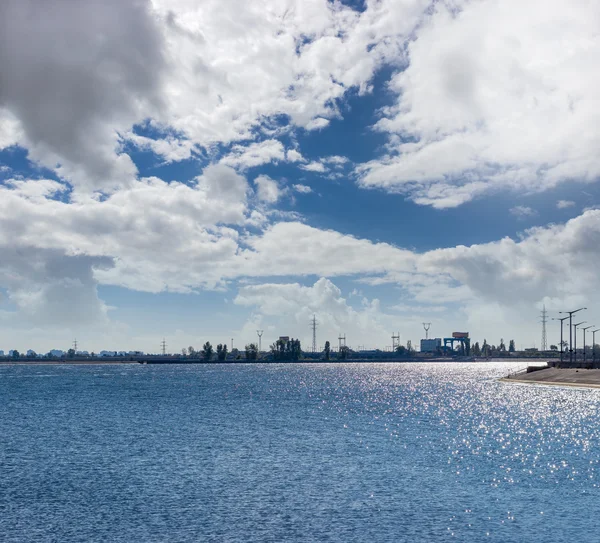 Reservoir and hydroelectric power station in the background — Stock Photo, Image