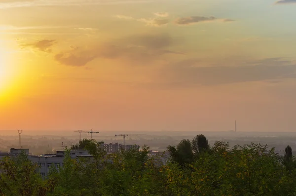 Небо під час сходу сонця над передмістям — стокове фото