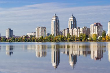 Nehir kıyısında modern apartman kompleksi