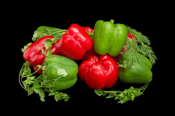 Plusieurs poivrons verts et rouges et brindilles de légumes verts — Photo