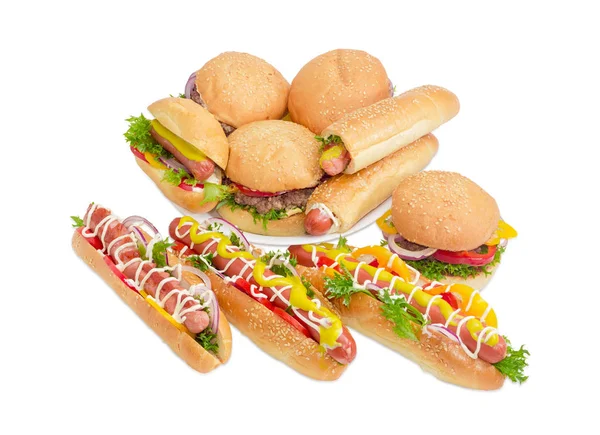 Plusieurs hamburgers différents et hot dog sur un fond clair — Photo
