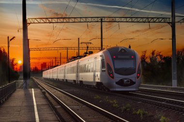 Yolcu şehirlerarası tren City günbatımı arka plan üzerinde