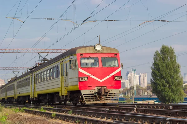 Verplaatsen van stedelijke elektrisch treinstel — Stockfoto