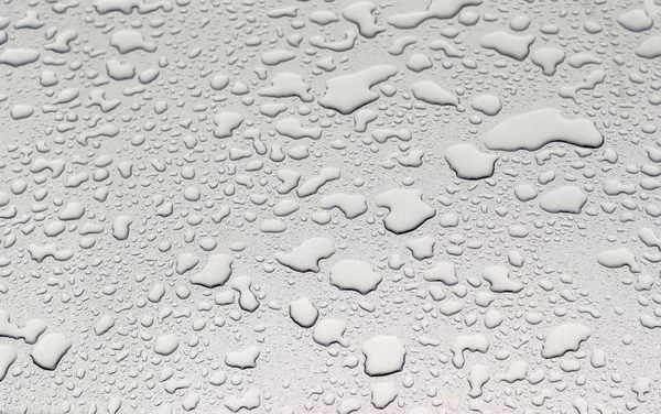 Поверхность автомобиля, покрытая капельками воды во время дождя — стоковое фото