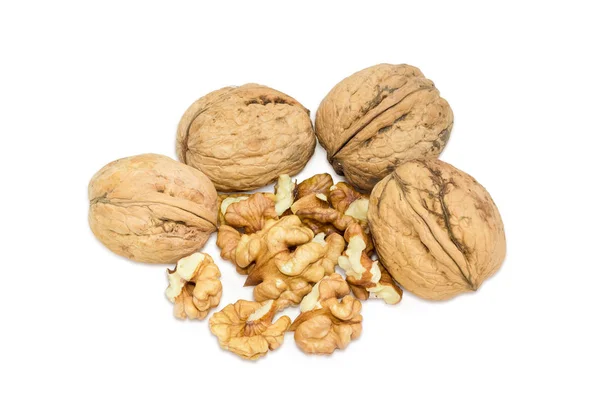 Verschillende hele walnoten en een geschilde kernels van walnoten closeup — Stockfoto