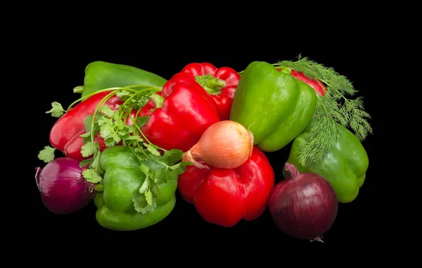 Αρκετές πράσινες και κόκκινες πιπεριές, κρεμμύδι και χόρτα — Φωτογραφία Αρχείου