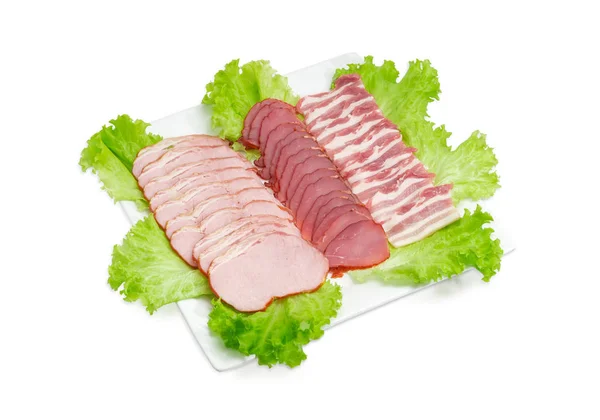 Diiris berbeda disiapkan daging babi pada selada pada piring putih persegi — Stok Foto