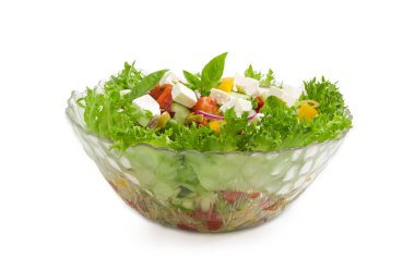 Hafif bir arka plan üzerinde cam salata kasesine Yunan salatası