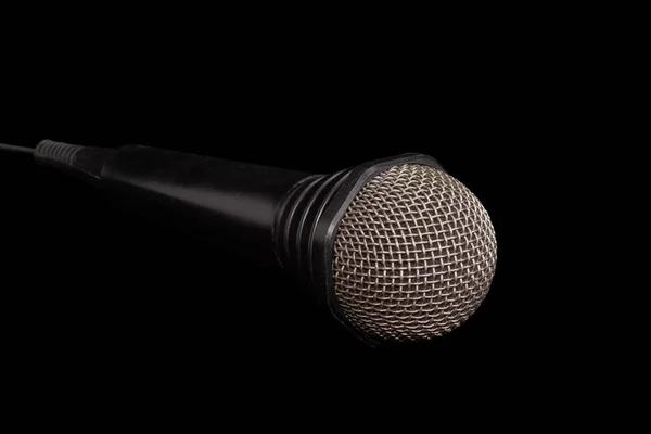 Microfone dinâmico preto em um fundo escuro — Fotografia de Stock