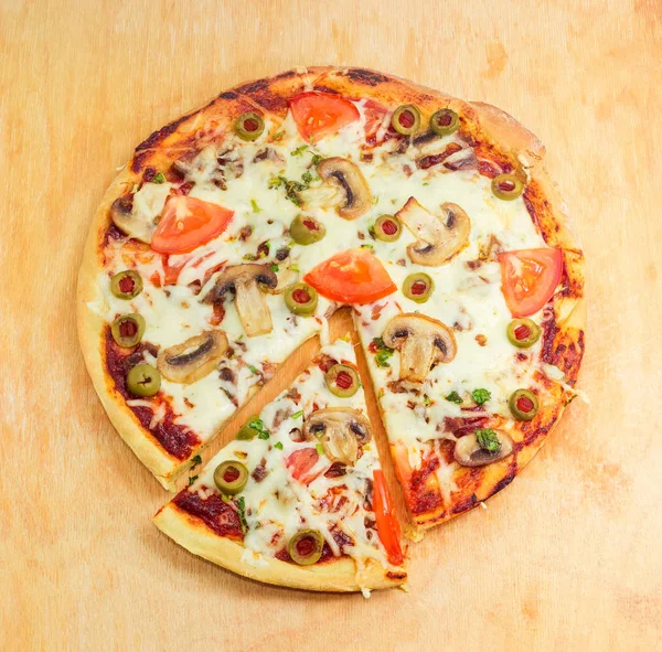 Kısmen tavuk, mantar, domates ve zeytin pişmiş pizza dilimlenmiş — Stok fotoğraf