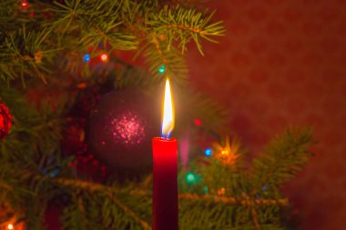 Noel ağacı bir arka plan üzerinde kırmızı mum