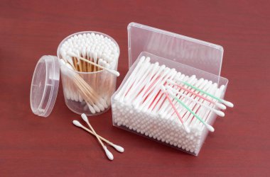 Dikdörtgen ve yuvarlak plastik kap içinde farklı pamuk temizleme bezi