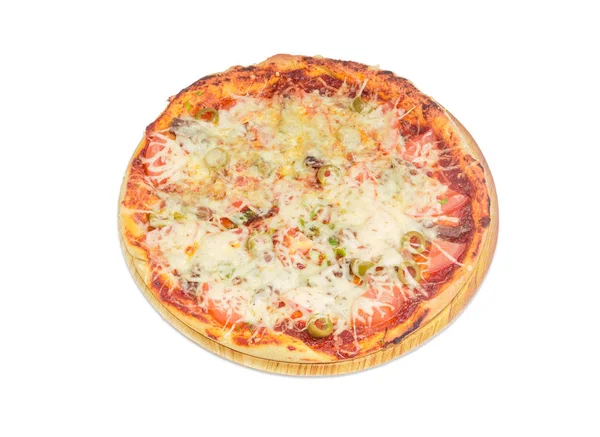 Pizza cuite avec poulet, tomates et olives sur fond clair — Photo