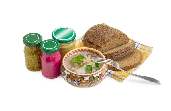 Vepřový aspik v keramické misce, chléb, vidlice a různé koření — Stock fotografie