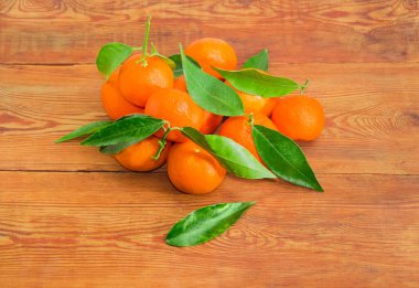 Mandarin portakal dal ve yaprakları eski ahşap yüzeyi ile