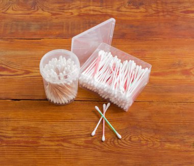 Eski üzerinde plastik kaplarda iki farklı pamuk temizleme bezi