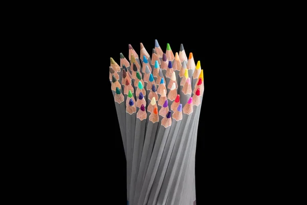 Група кольорових олівців на темному фоні — стокове фото