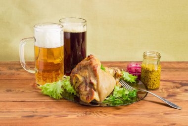 Pişmiş jambon, çeşniler, lager bira ve karanlık bira