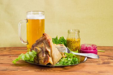 Pişmiş jambon, çeşniler ve lager bira