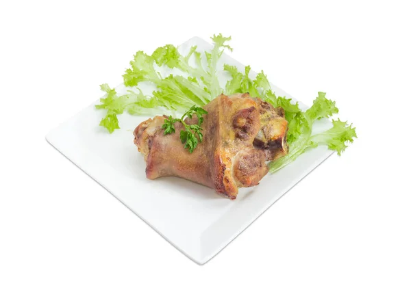 Daging ham panggang gadaian pada hidangan putih pada latar belakang cahaya — Stok Foto