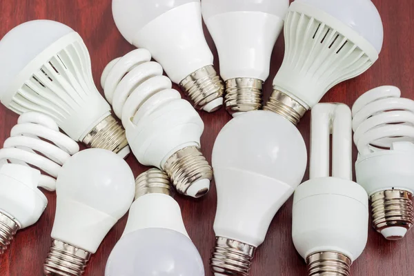 Diferentes lámparas led y lámparas fluorescentes compactas primer plano —  Fotos de Stock