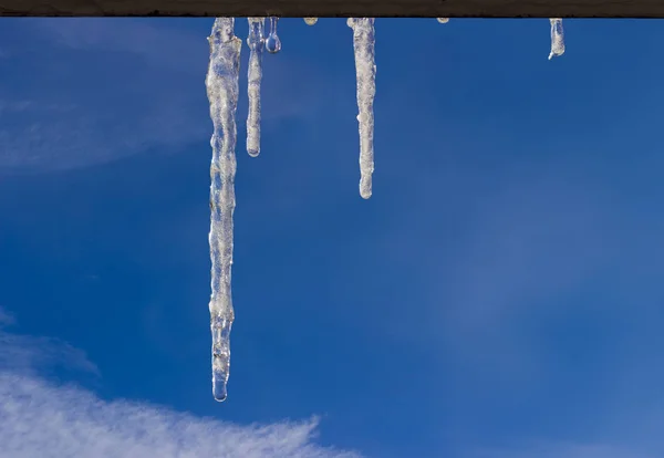 Plusieurs glaçons sur fond de ciel — Photo