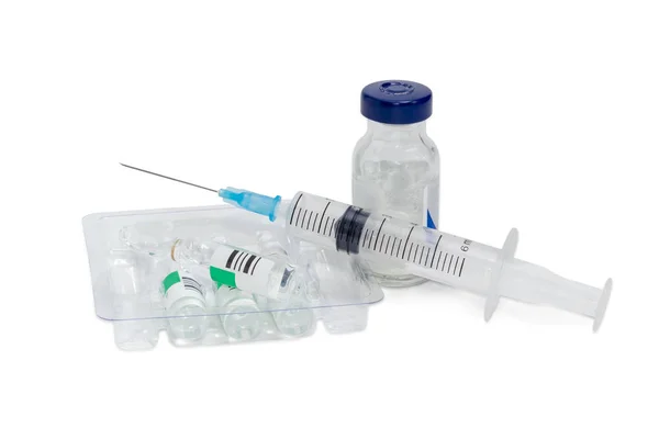 Jeringa médica plástica con aguja hipodérmica y productos farmacéuticos —  Fotos de Stock