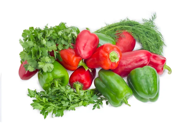 Mehrere grüne und rote Paprika bei den Grünen — Stockfoto
