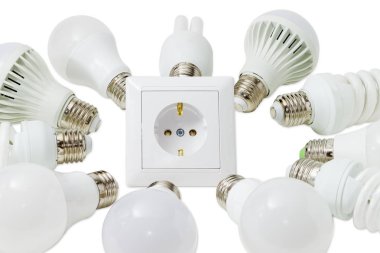 LED lambaları ve soket prizi closeup çevresinde kompakt floresan lambalar