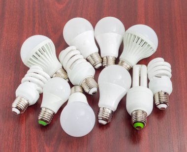Farklı Led lambalar ve ahşap yüzeyde kompakt floresan lambalar