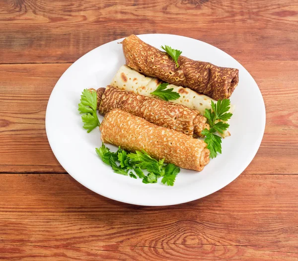 Panquecas cheias de recheio de carne no prato branco — Fotografia de Stock