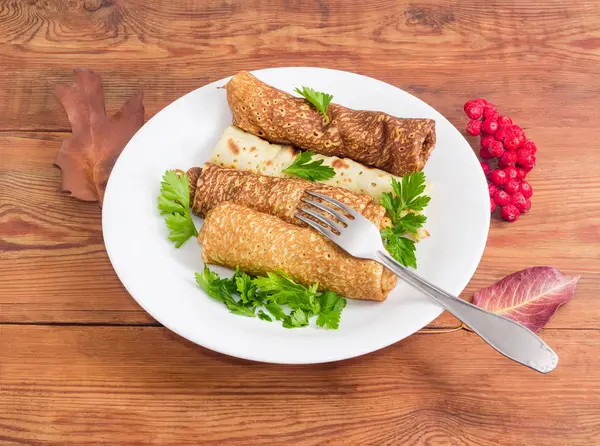 Блинчики с начинкой из мяса на белом блюде — стоковое фото